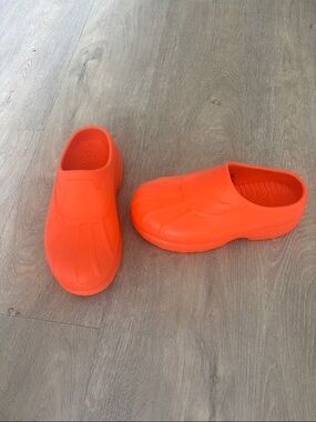 Sorel sz 6 Orange Slip-On Garden Clogs